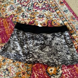 Lulu lemon pace rival skirt, size 12, black and white pattern